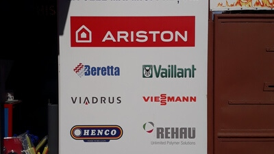 MBA Instal Arad. Imagine din exteriorul magazinului: Ariston, Beretta, Viadrus, Henco, Rehau